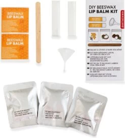 Kikkerland DIY Bijenwas Lip Balsem Kit - Maak Je Eigen Lippenbalsem - 100% Natuurlijk - Voor Twee Balsem Sticks -Mooi Leven 1080x1200