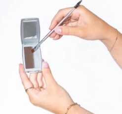 Herome Eye Care Wenkbrauw Poeder Zwart - Compact Brow Powder Nearly Black - Waterproof Verrijkt Met Panthenol - Volumineuze Wenkbrauwen In Een Handomdraai 17 Herome Eye Care Wenkbrauw Poeder Zwart - Compact Brow Powder Nearly Black - Waterproof Verrijkt Met Panthenol - Volumineuze Wenkbrauwen In Een Handomdraai -Mooi Leven 1200x1128 4