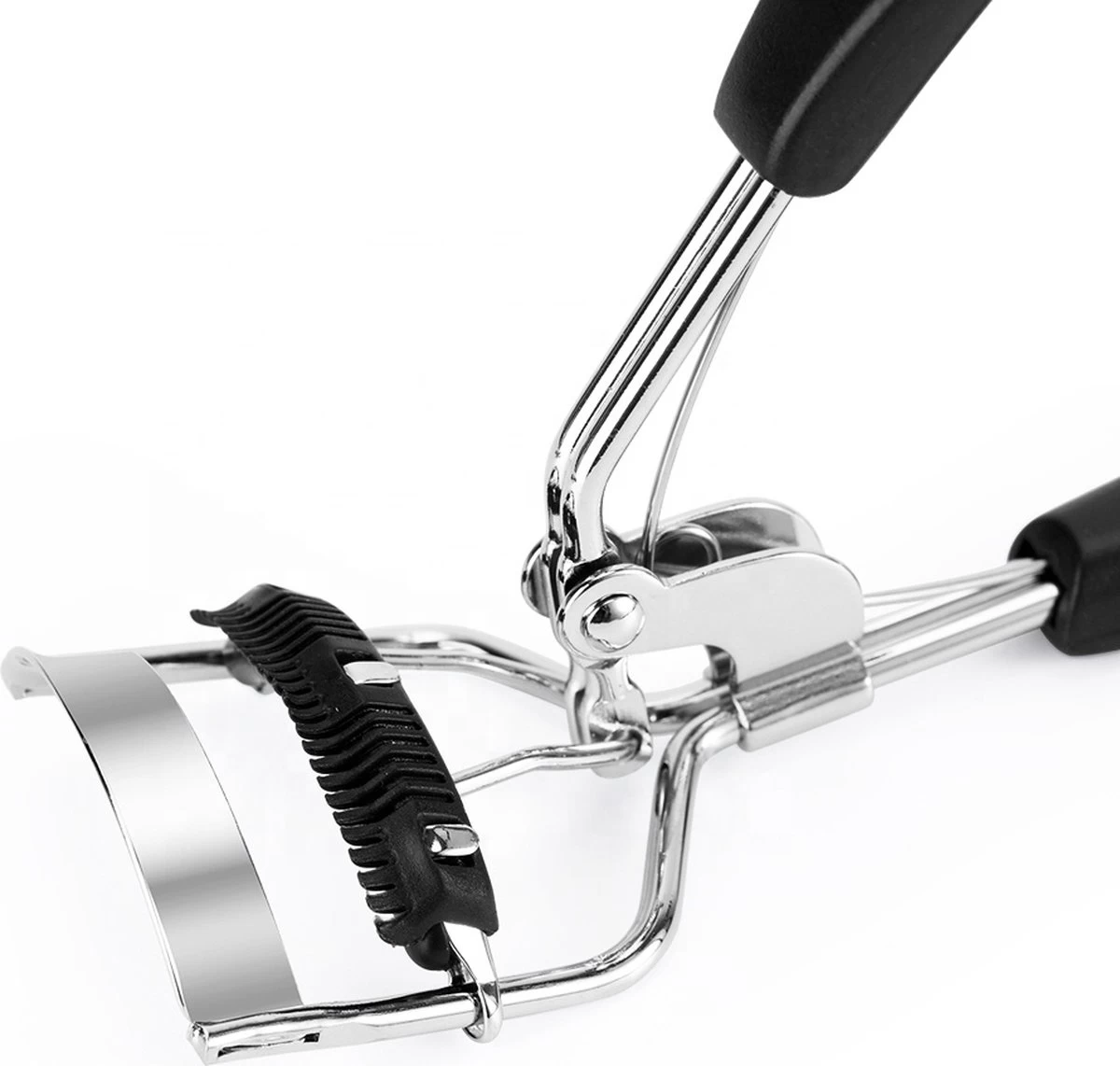 INTER-ESQUE® Wimperkruller Met Kam - Eyelash Curler + 5x Gratis Extra Siliconen Pad - Zwart/Zilver 9 INTER-ESQUE® Wimperkruller Met Kam - Eyelash Curler + 5x Gratis Extra Siliconen Pad - Zwart/Zilver - Afbeelding 7