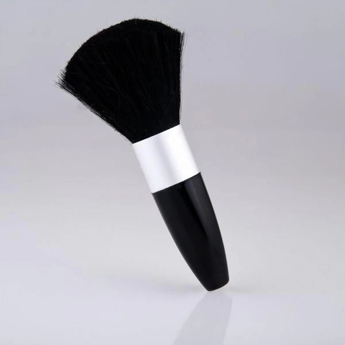 Lovely Pop Accessories - Poederkwast Van Synthetisch Haar - Zwart / Zilverkleur - 11 Cm. Lang - 1 Stuks In Blisterverpakking 3 Lovely Pop Accessories - Poederkwast Van Synthetisch Haar - Zwart / Zilverkleur - 11 Cm. Lang - 1 Stuks In Blisterverpakking