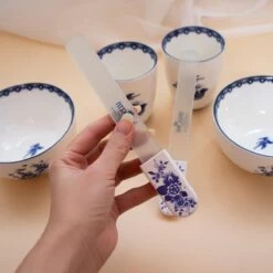 Herome Glazen Nagelvijl Glasvijl Delfts Blauw - Limited Edition - Onslijtbare Nagelvijl - Voorkomt Splijten En Haakjes -Mooi Leven 1200x1200 1781