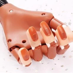 Oefenhand Voor Kunstnagels– Nail Art – All-in-1 Set - Nagel Set – Nail Trainer – Nail Tips – Acrylnagels Starterspakket – Nagel – Nail Trainer Hand – Oefen Hand Nagels - Nailtrainer Nagel Oefenhand -Mooi Leven 1200x1200 1827