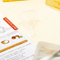 Kikkerland DIY Bijenwas Lip Balsem Kit - Maak Je Eigen Lippenbalsem - 100% Natuurlijk - Voor Twee Balsem Sticks -Mooi Leven 1200x1200 500