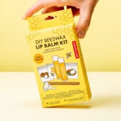 Kikkerland DIY Bijenwas Lip Balsem Kit - Maak Je Eigen Lippenbalsem - 100% Natuurlijk - Voor Twee Balsem Sticks -Mooi Leven 1200x1200 501