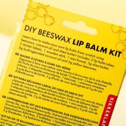 Kikkerland DIY Bijenwas Lip Balsem Kit - Maak Je Eigen Lippenbalsem - 100% Natuurlijk - Voor Twee Balsem Sticks -Mooi Leven 1200x1200 502