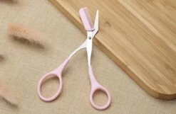 Without Lemons | Wenkbrauwschaar | Wenkbrauw Trimmer | Browshaper | BeautyTool | Gezichts Schaar | Dames| Ontharing | Design | Roze 10 Without Lemons | Wenkbrauwschaar | Wenkbrauw Trimmer | Browshaper | BeautyTool | Gezichts Schaar | Dames| Ontharing | Design | Roze -Mooi Leven 1200x782 3