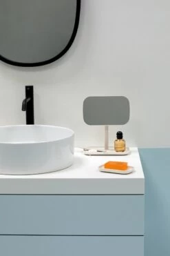 Brabantia ReNew Make-up Spiegel - Met Accessoireschaal - Soft Beige -Mooi Leven 800x1200 23