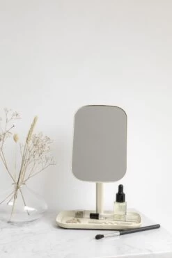 Brabantia ReNew Make-up Spiegel - Met Accessoireschaal - Soft Beige -Mooi Leven 800x1200 24